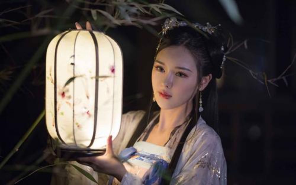 描写美女气质优雅的诗（用古诗赞美女人漂亮） 第7张