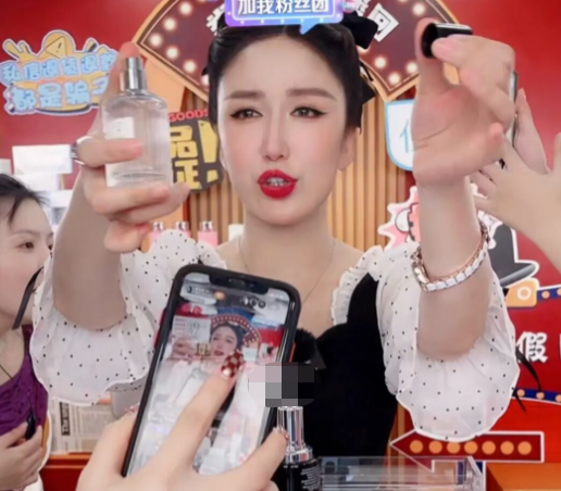 娄艺潇直播截图曝光，变化大网友差点没认出？和舒畅一样转行主播 第3张