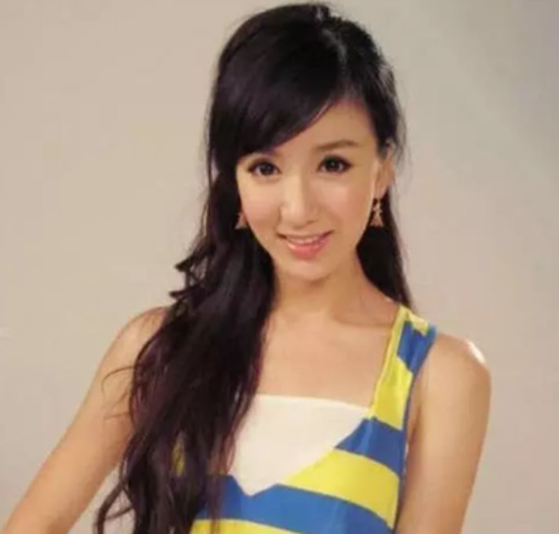 娄艺潇直播截图曝光，变化大网友差点没认出？和舒畅一样转行主播 第9张