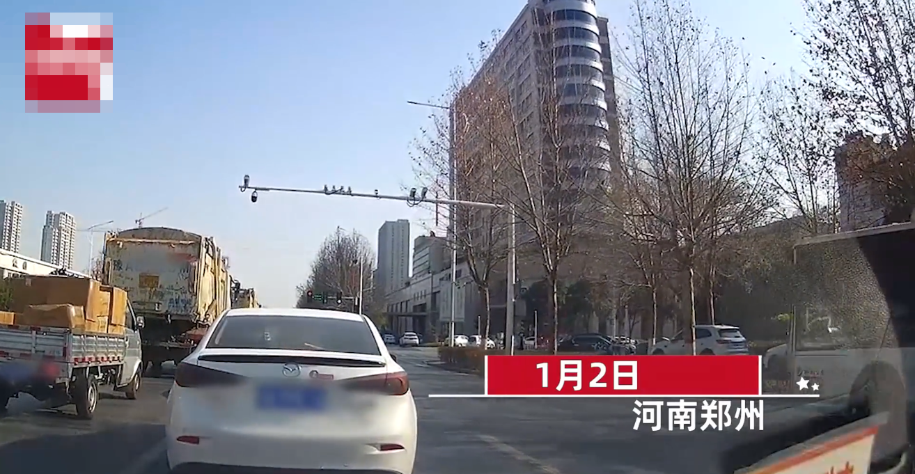 公交车撞倒外卖小哥后，不减速直接逃逸离开，目击者：完全没刹车 第1张