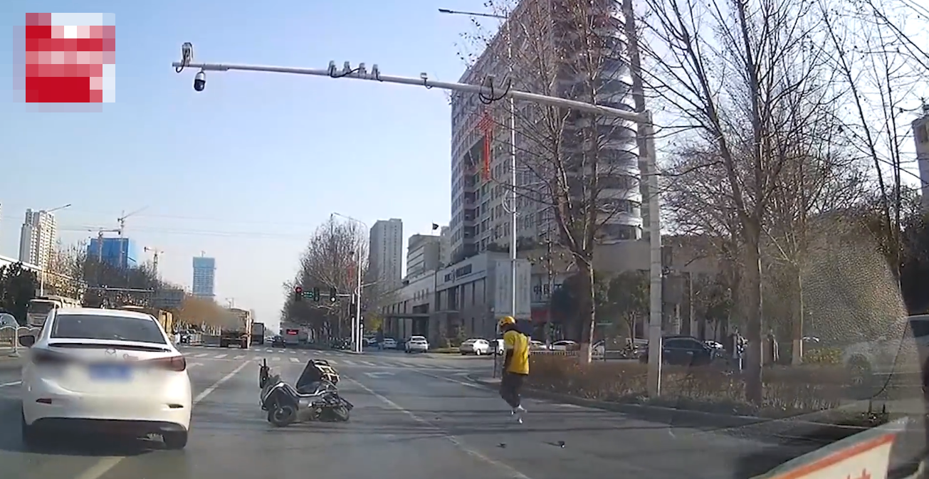 公交车撞倒外卖小哥后，不减速直接逃逸离开，目击者：完全没刹车 第7张