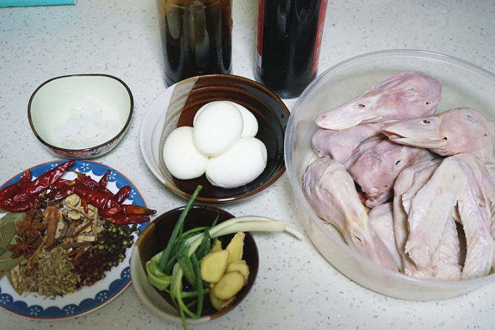 鸭头鸭脖子鸭翅怎么卤（卤鸭脖子要卤多长时间） 第3张
