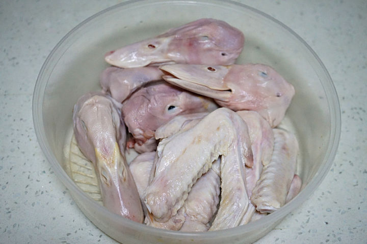 鸭头鸭脖子鸭翅怎么卤（卤鸭脖子要卤多长时间） 第5张