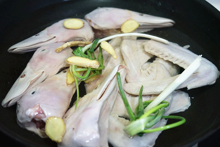 鸭头鸭脖子鸭翅怎么卤（卤鸭脖子要卤多长时间） 第9张
