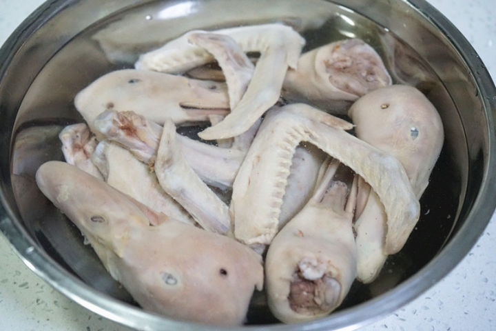 鸭头鸭脖子鸭翅怎么卤（卤鸭脖子要卤多长时间） 第11张