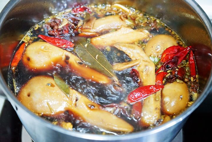 鸭头鸭脖子鸭翅怎么卤（卤鸭脖子要卤多长时间） 第15张