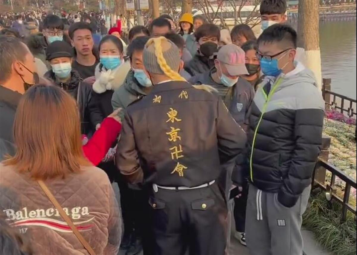 男子在南京景区穿日漫服饰被游客要求脱下，景区：展示个性要考虑普遍价值观 第1张