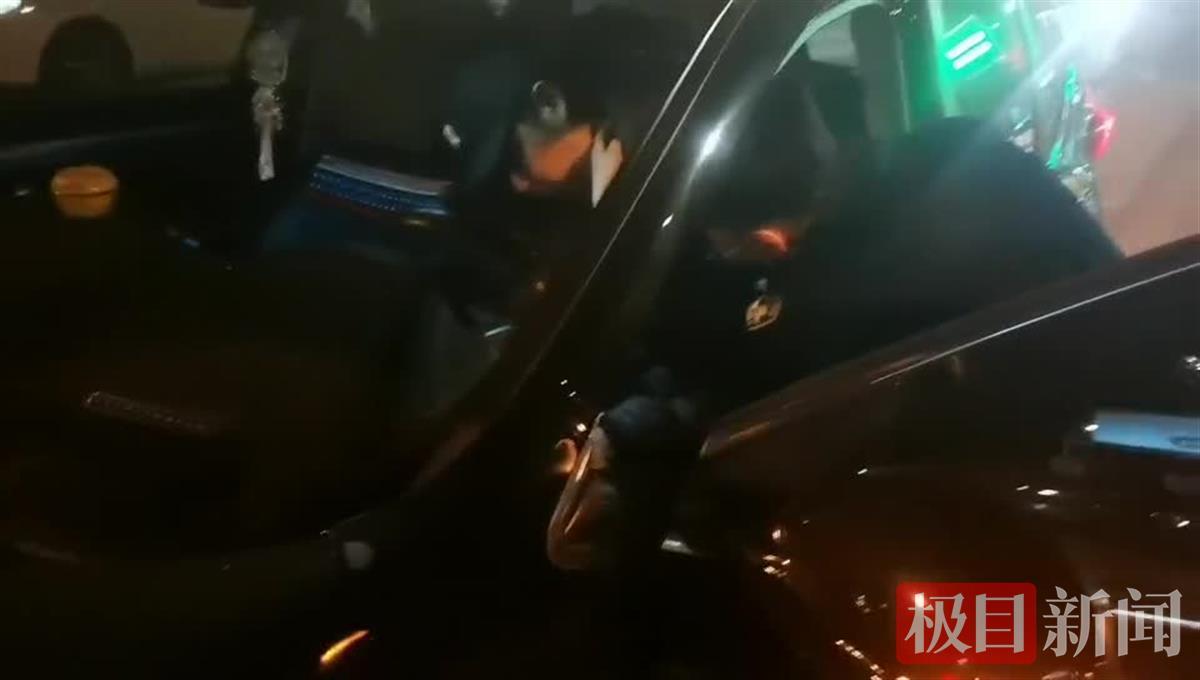 真是醉了！司机路口等红灯睡着半小时被叫醒 第1张