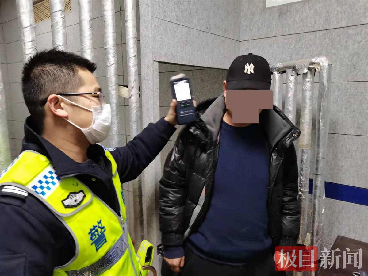 真是醉了！司机路口等红灯睡着半小时被叫醒 第3张