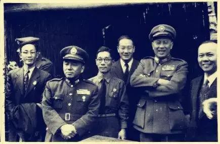 成龙复杂的原生家庭：俩哥哥同父异母，俩姐姐同母异父，亲疏有别 第9张