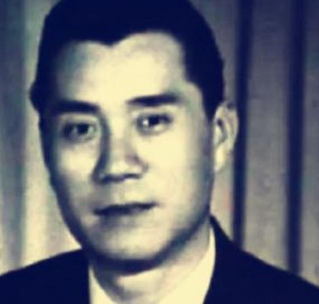 成龙复杂的原生家庭：俩哥哥同父异母，俩姐姐同母异父，亲疏有别 第13张