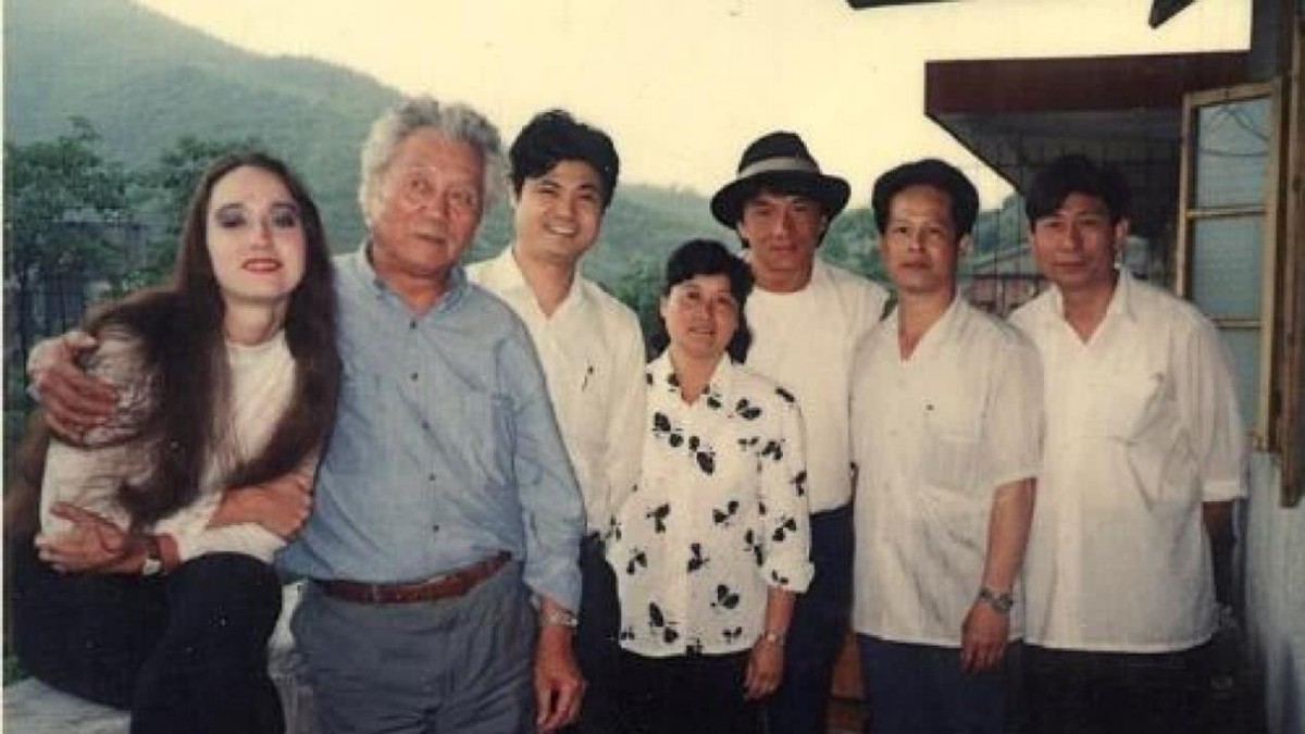 成龙复杂的原生家庭：俩哥哥同父异母，俩姐姐同母异父，亲疏有别 第27张