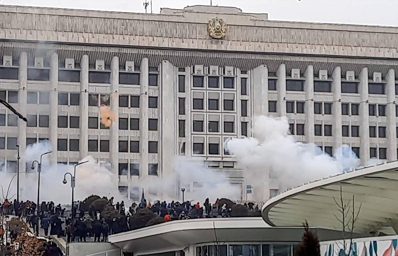 哈萨克斯坦暴乱！大批暴徒围攻军队，中俄表态，美国否认是黑手 第5张