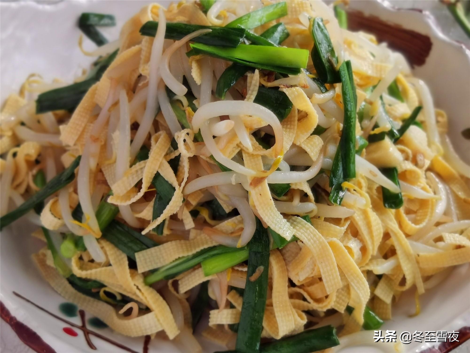 绿豆芽素炒更好吃，教你这样搭配炒，清淡爽口，不放肉也下饭 第1张