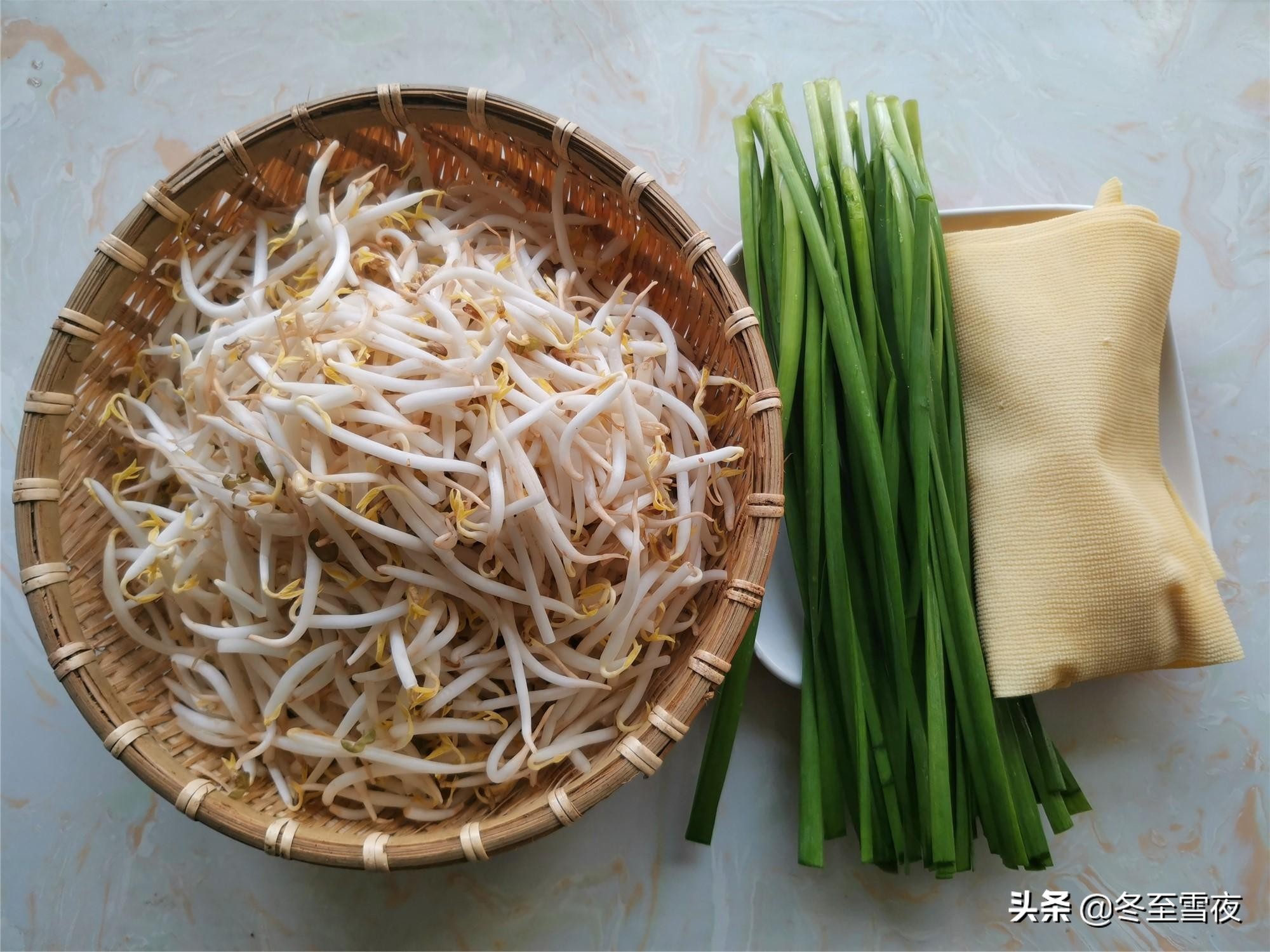 绿豆芽素炒更好吃，教你这样搭配炒，清淡爽口，不放肉也下饭 第3张