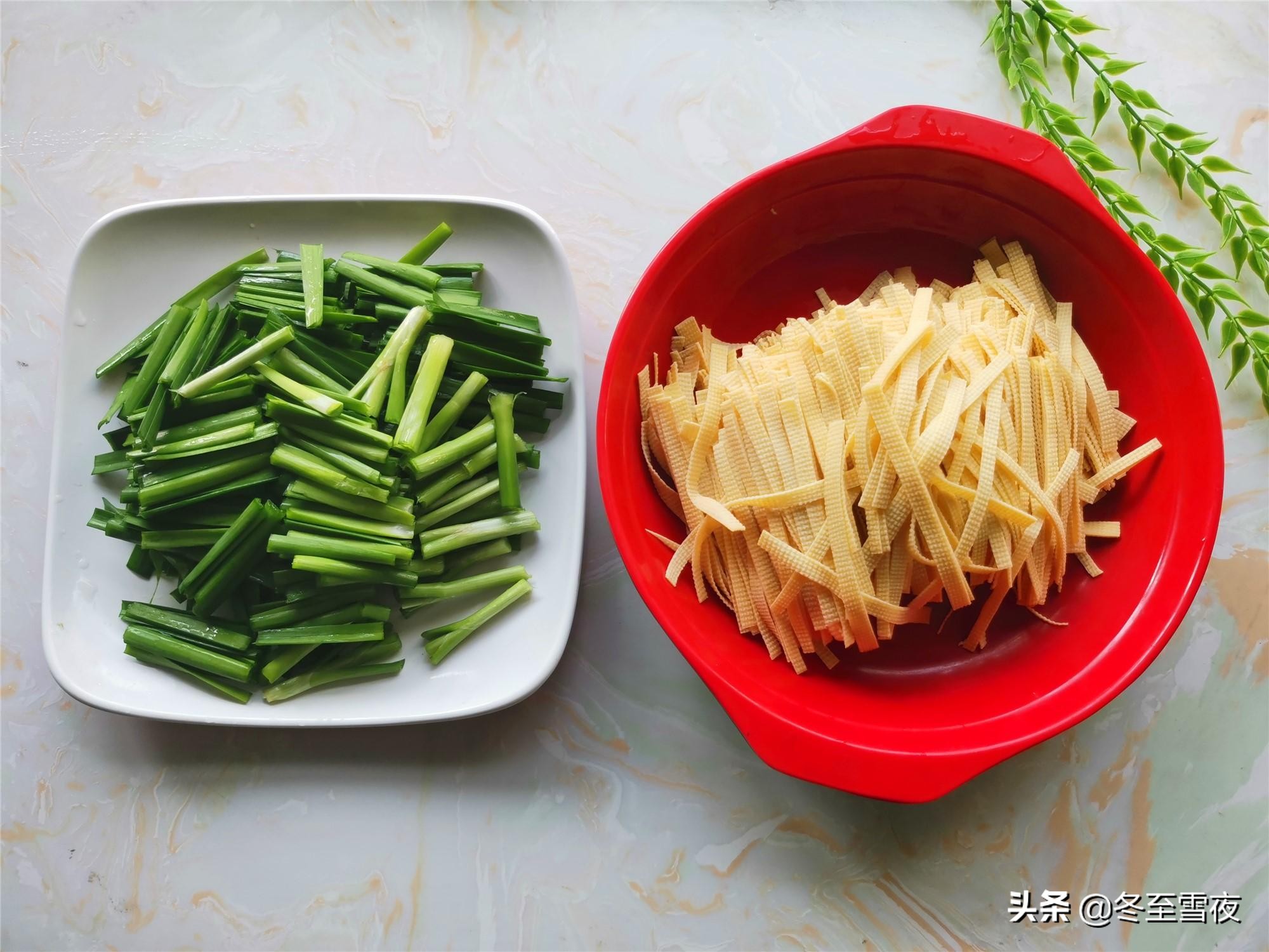 绿豆芽素炒更好吃，教你这样搭配炒，清淡爽口，不放肉也下饭 第5张