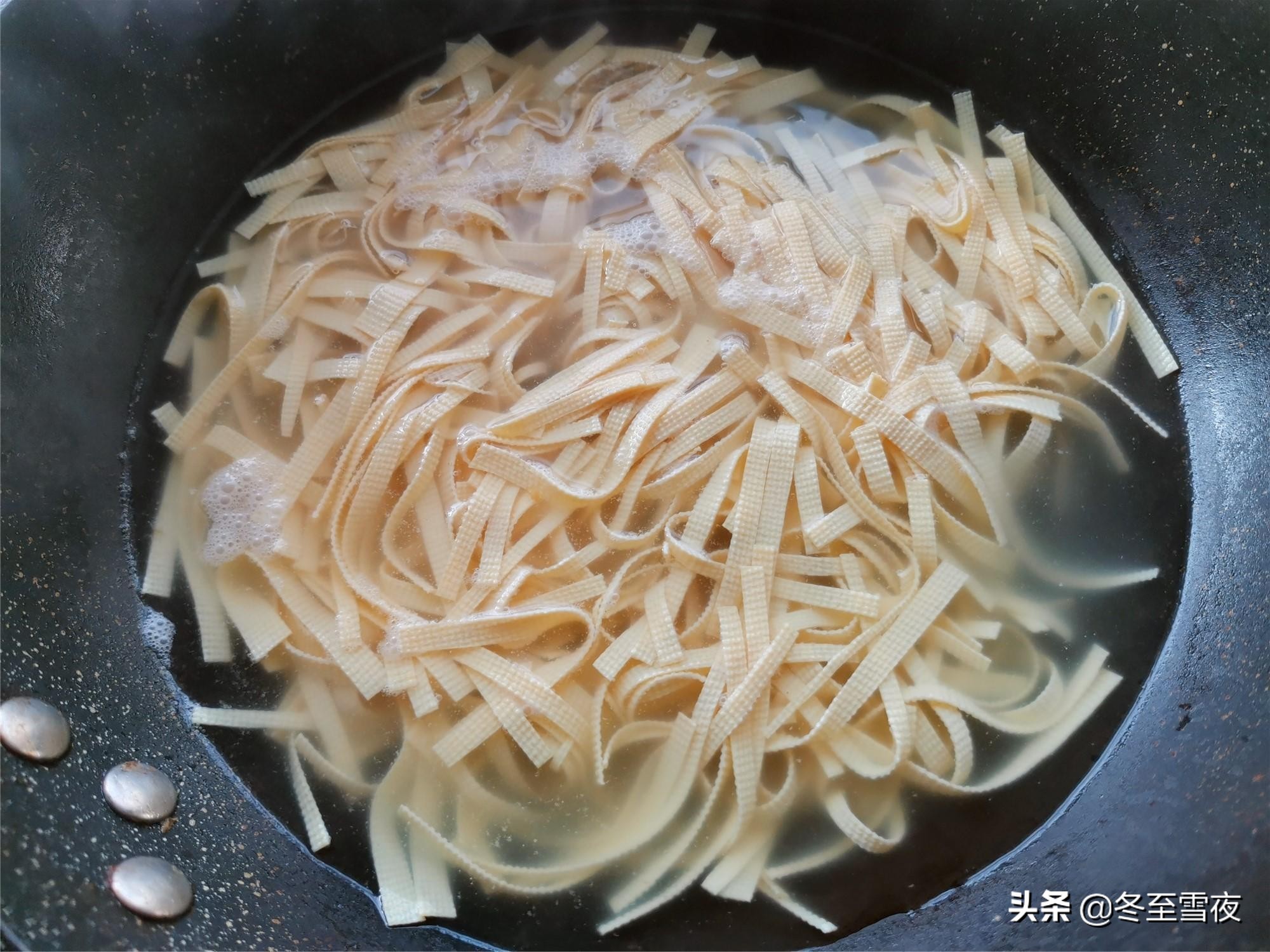 绿豆芽素炒更好吃，教你这样搭配炒，清淡爽口，不放肉也下饭 第7张