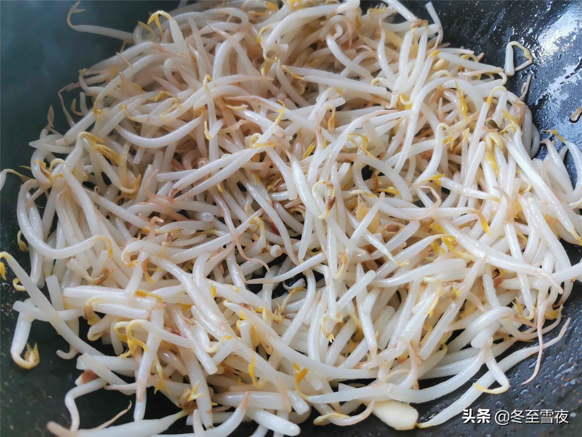 绿豆芽素炒更好吃，教你这样搭配炒，清淡爽口，不放肉也下饭 第9张