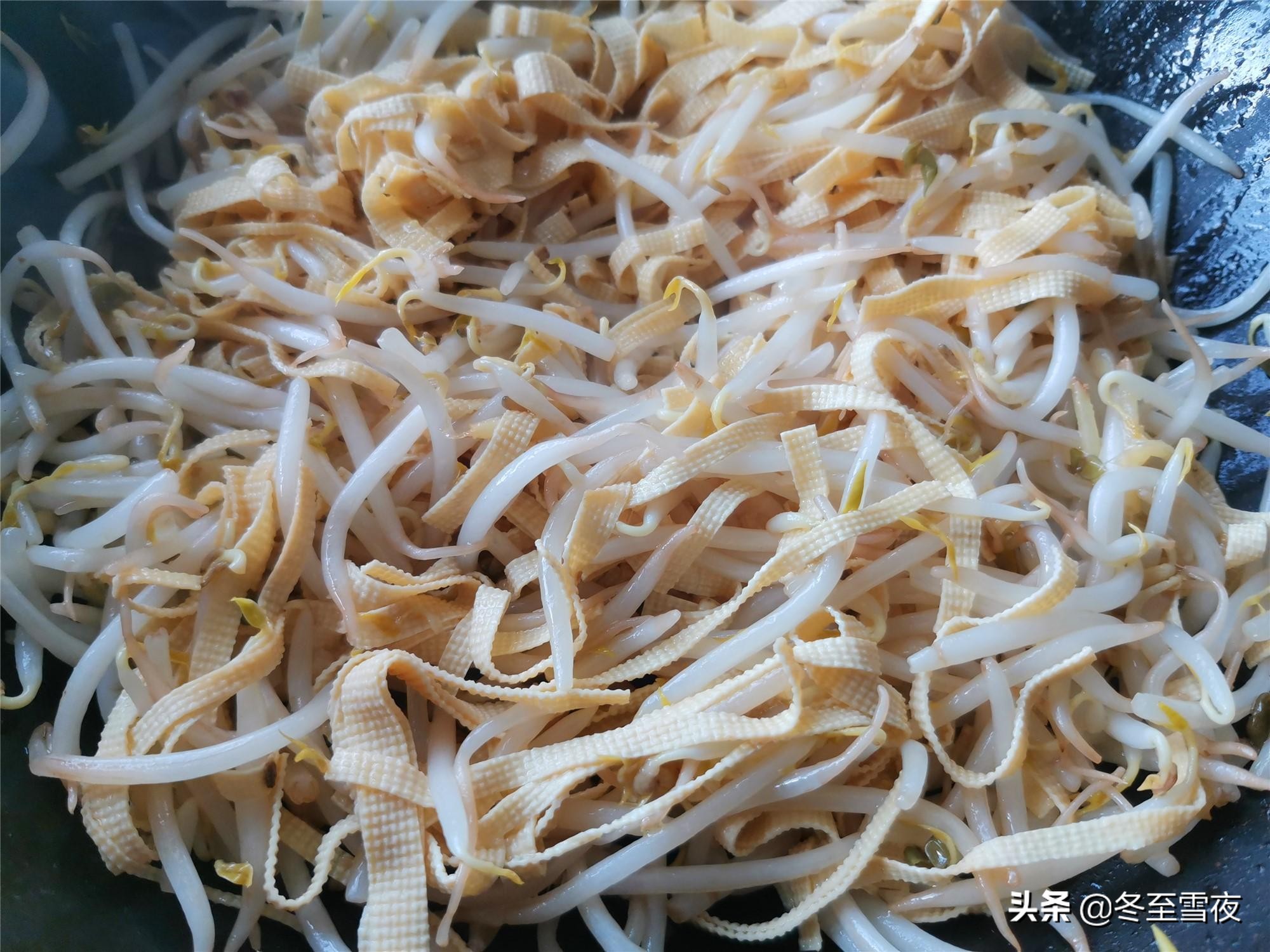 绿豆芽素炒更好吃，教你这样搭配炒，清淡爽口，不放肉也下饭 第11张