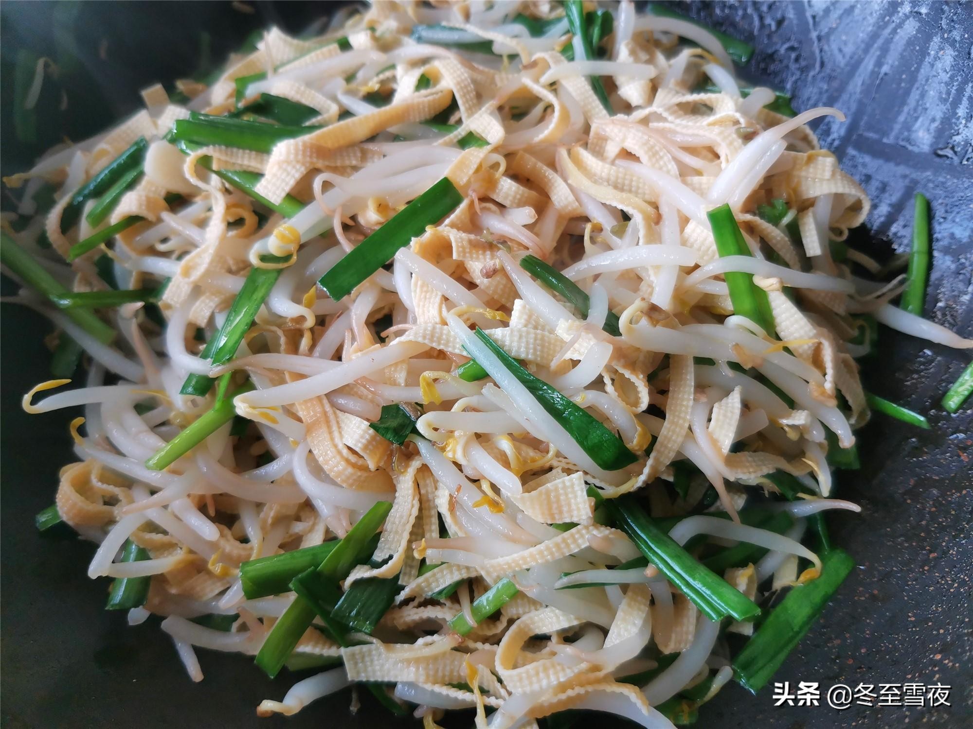 绿豆芽素炒更好吃，教你这样搭配炒，清淡爽口，不放肉也下饭 第13张
