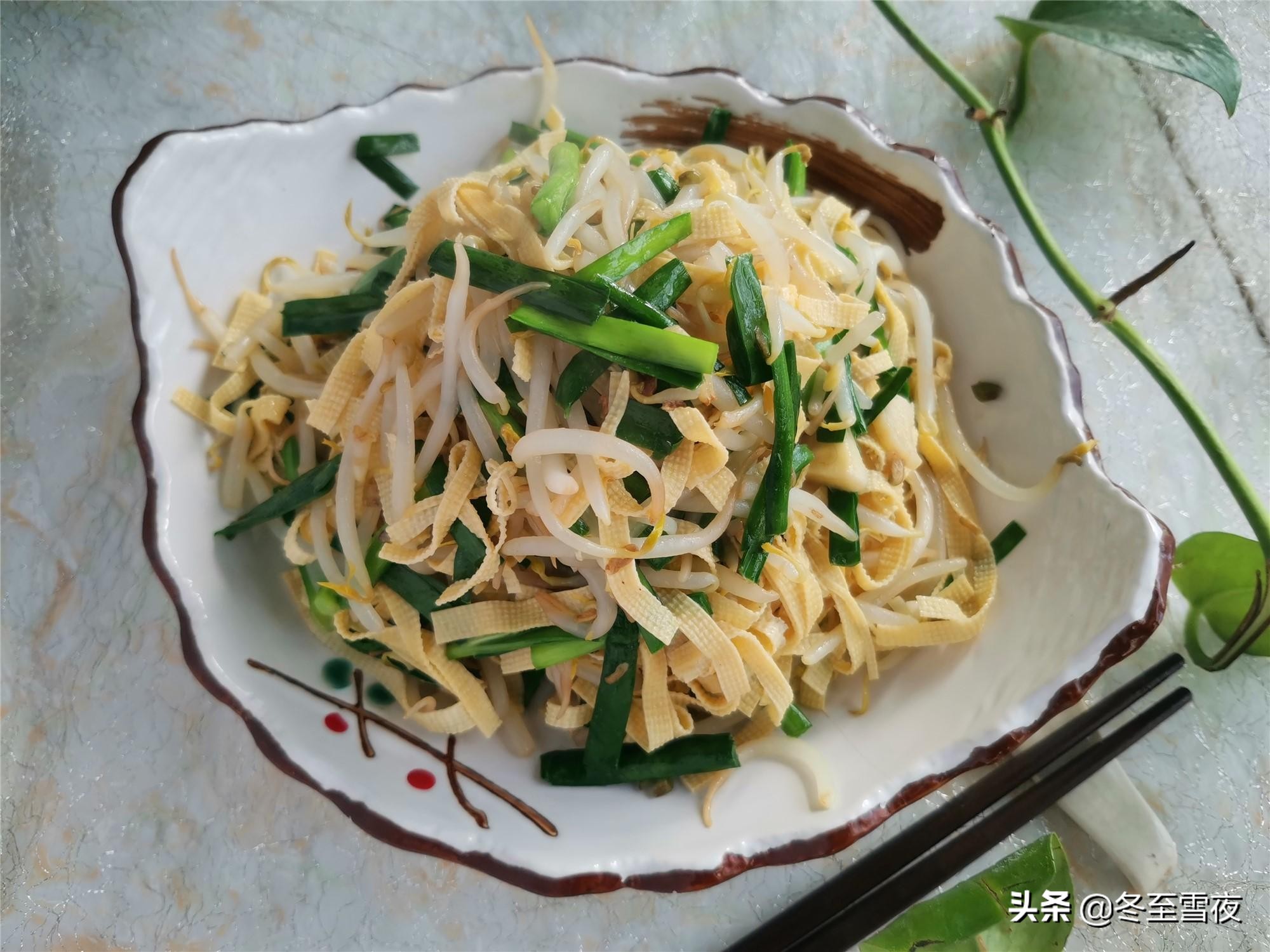 绿豆芽素炒更好吃，教你这样搭配炒，清淡爽口，不放肉也下饭 第15张