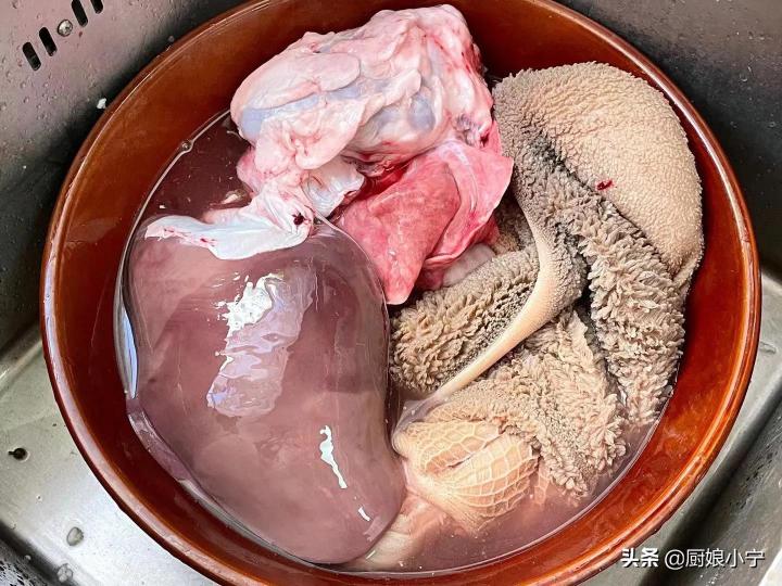 熬羊汤要什么材料和配料（正宗羊肉汤的做法及配料） 第5张