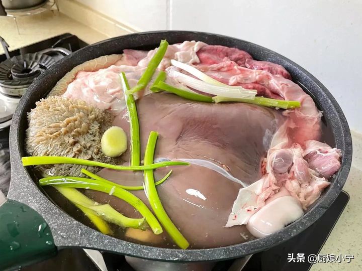 熬羊汤要什么材料和配料（正宗羊肉汤的做法及配料） 第7张