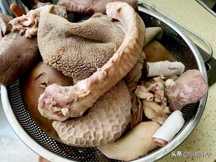 熬羊汤要什么材料和配料（正宗羊肉汤的做法及配料） 第9张