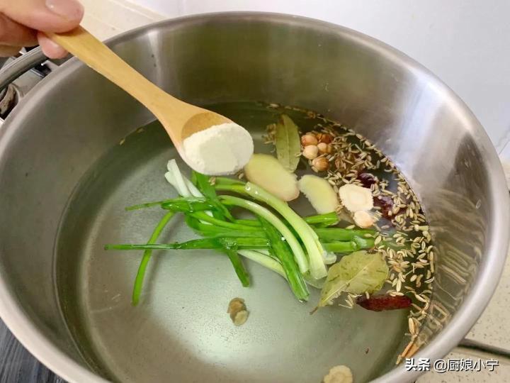 熬羊汤要什么材料和配料（正宗羊肉汤的做法及配料） 第13张