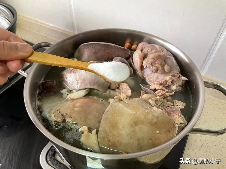 熬羊汤要什么材料和配料（正宗羊肉汤的做法及配料） 第15张