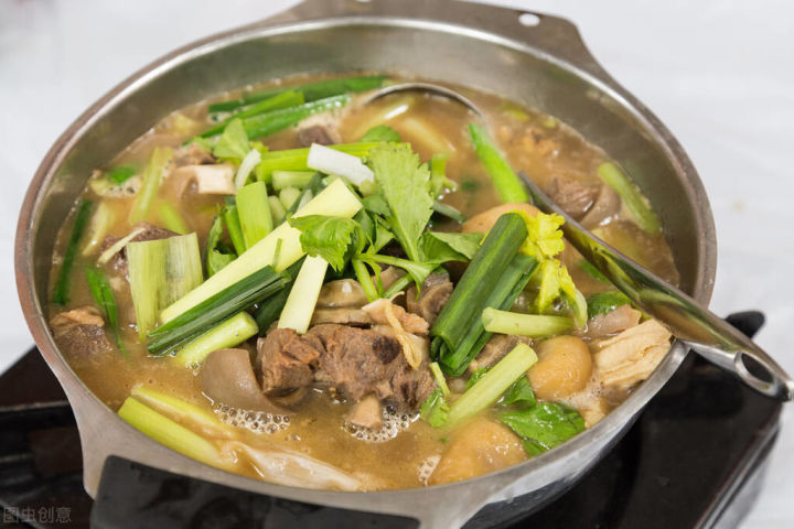 滋补羊肉汤的做法及配料（熬羊汤的正确方法） 第1张