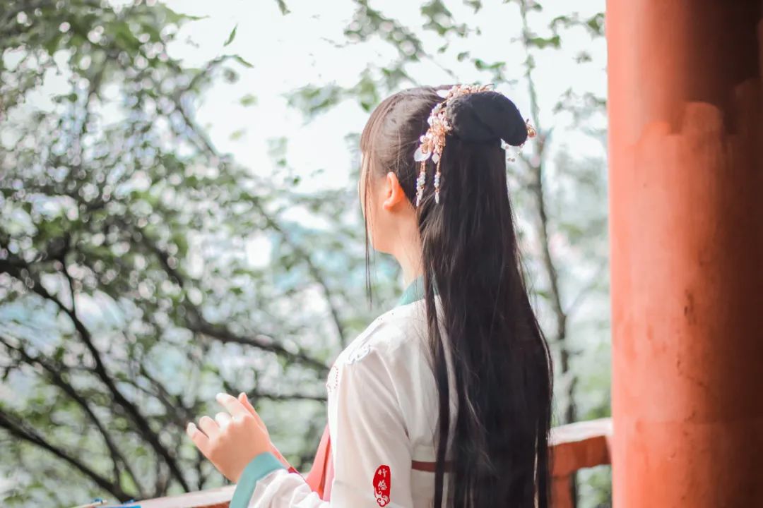 简短爱情诗歌（特别含蓄又有深意的情话） 第1张