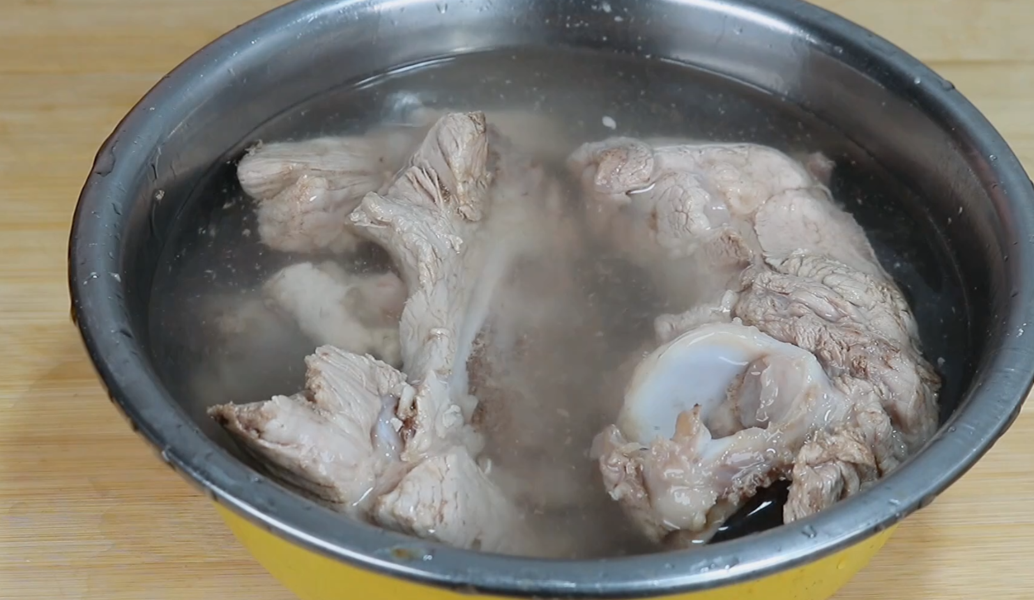 炖大骨汤，万万不要直接炖，大厨教你饭店不外传的秘诀，汤鲜浓白 第5张