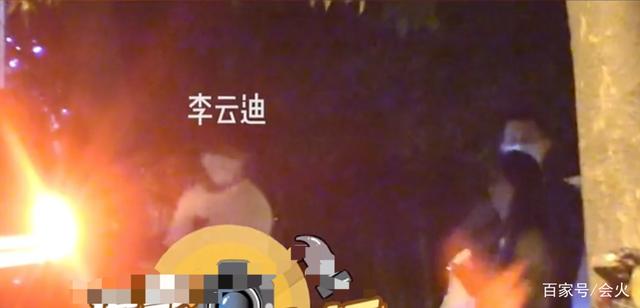 李云迪深夜带美女回家！开百万豪车显身份，察觉被拍中途让其下车 第11张
