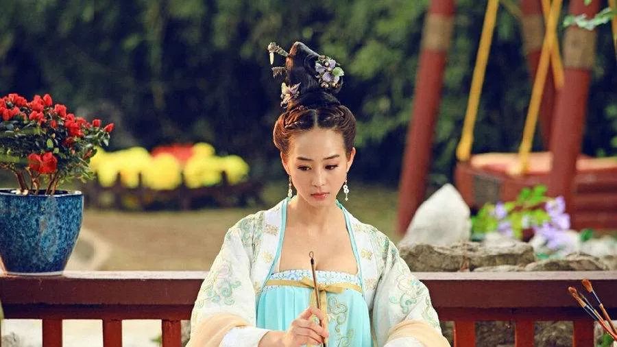 形容女性的诗句优雅知性（赞美女人气质涵养的古诗） 第3张