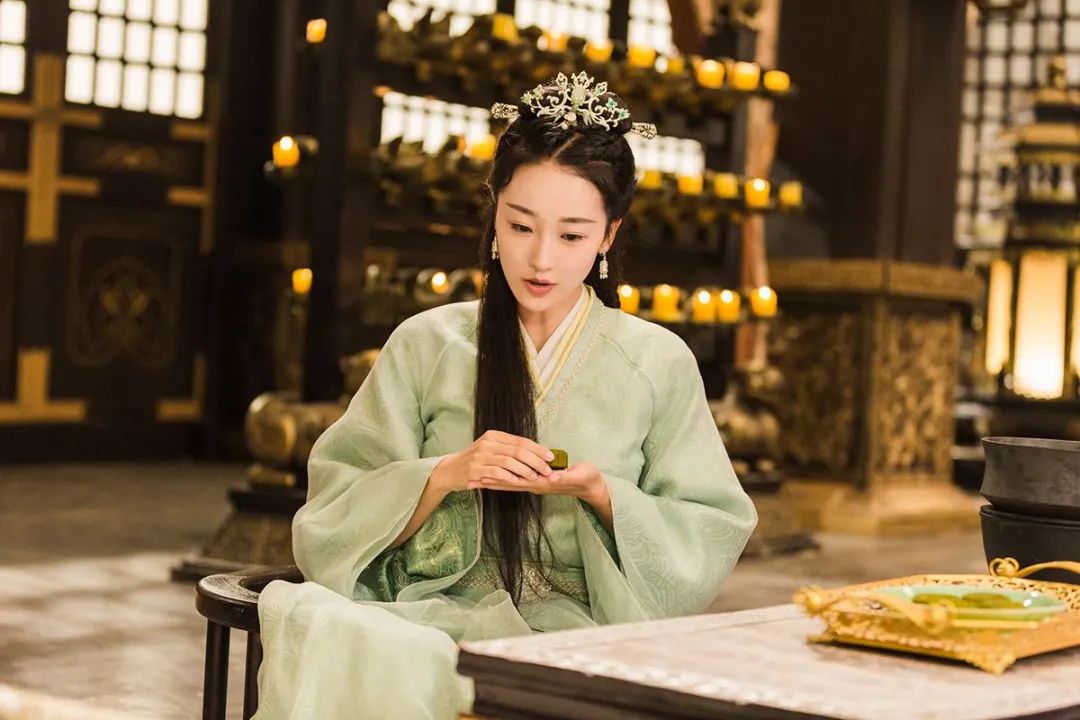 形容女性的诗句优雅知性（赞美女人气质涵养的古诗） 第5张