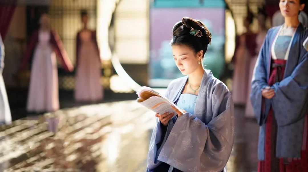 形容女性的诗句优雅知性（赞美女人气质涵养的古诗） 第7张