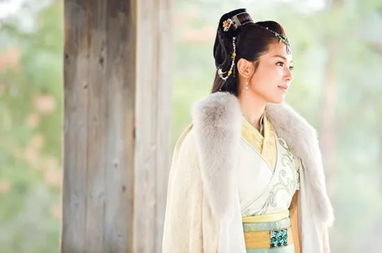 形容女性的诗句优雅知性（赞美女人气质涵养的古诗） 第19张