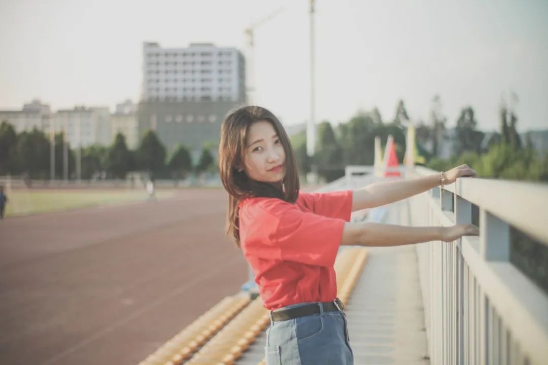 女性美好的诗句经典（赞美女人气质涵养的古诗 ） 第7张