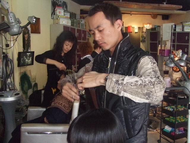 理发店怎么做生意火爆（理发店开在什么地方赚钱） 第1张