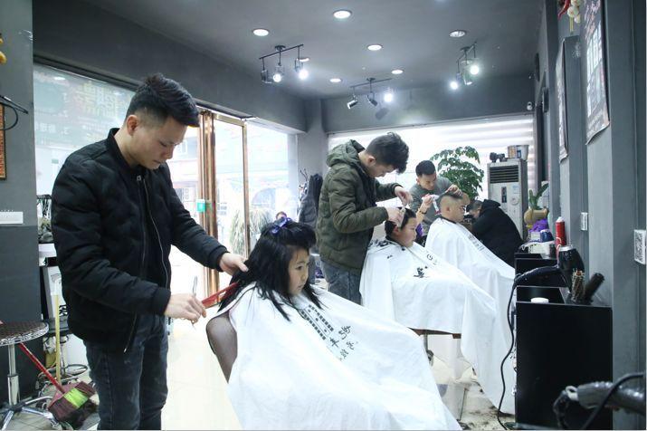 理发店怎么做生意火爆（理发店开在什么地方赚钱） 第7张
