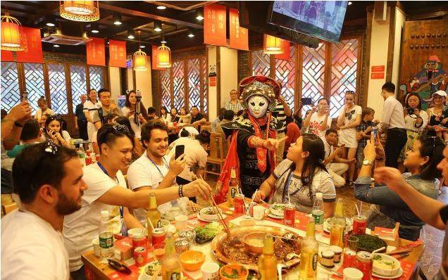 重庆老板开火锅店，一年狂赚153万，玩的就是套路，生意人都学学 第1张