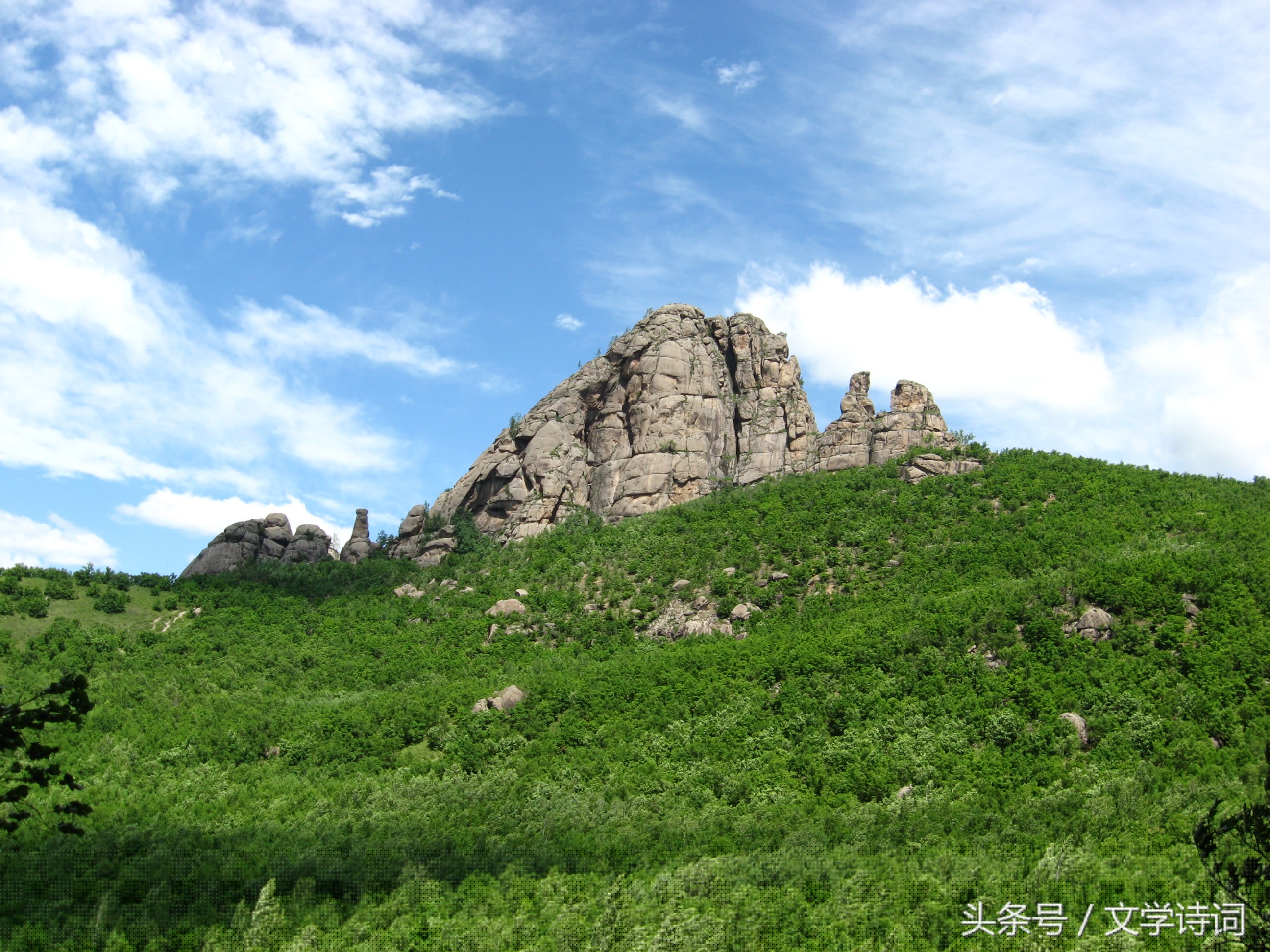关于山的诗句古诗（描写山水的优美句子） 第7张