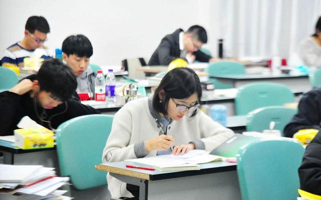 大多实体书店濒临倒闭，可这家小书店运用免费模式，年收入超百万 第1张