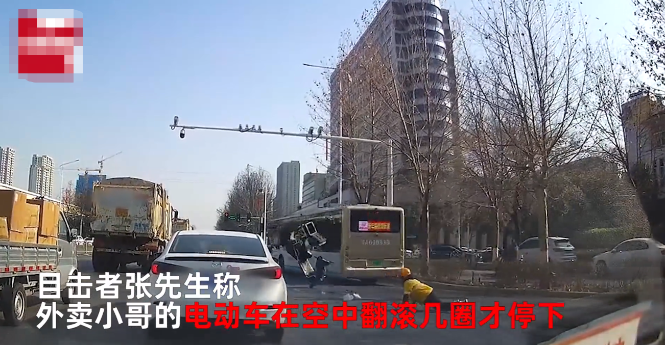 公交车撞倒外卖小哥后，不减速直接逃逸离开，目击者：完全没刹车 第9张