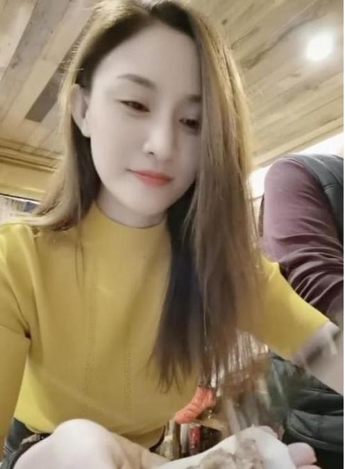贾冰娇妻近照曝光，夫妻同框被指“父女”，网友：老牛吃嫩草 第5张