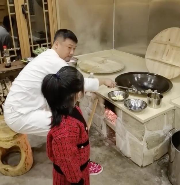 贾冰娇妻近照曝光，夫妻同框被指“父女”，网友：老牛吃嫩草 第7张