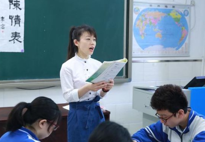 教师工资表火了，多位在职教师晒出工资明细后，网友们坐不住了 第1张
