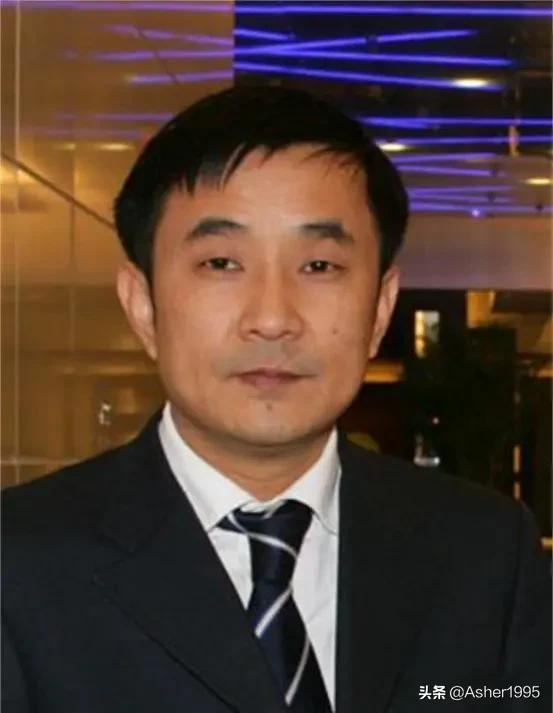 负债800亿逃往国外，带走一位女明星和61亿，父亲下葬也不回 第17张