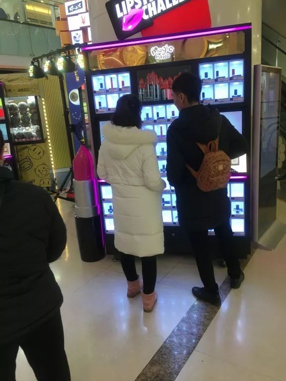 10元就能赢几百元口红？最近爆红的口红机暗藏猫腻，满满的都是套路…… 第1张